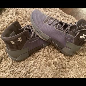 Under Armour High Top Basketball Shoee